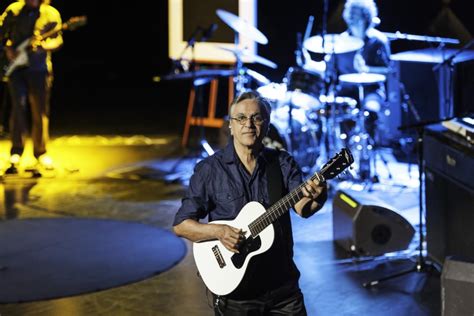 Chuyến lưu diễn Carnaval de Corações của Caetano Veloso: Bão táp âm nhạc và tình yêu trào dâng!