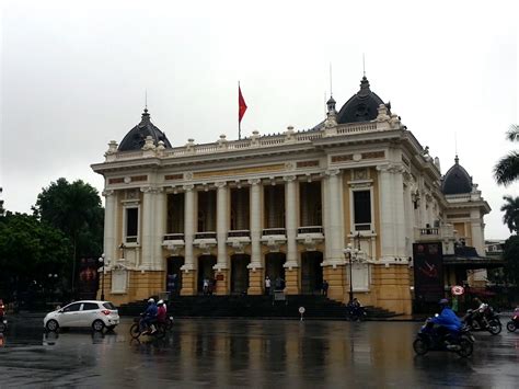  Echoes of Elegance: Ebrahim Poorabbasi's Mesmerizing Performance at the Hanoi Opera House!